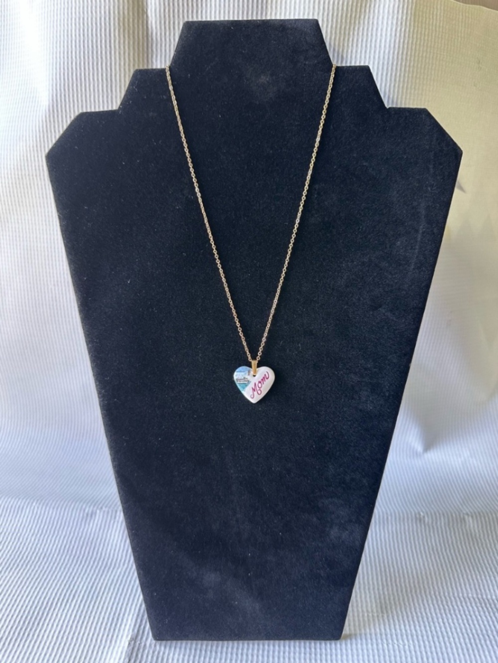 Gold ceramic Heart 'Mom' Pendant Necklace